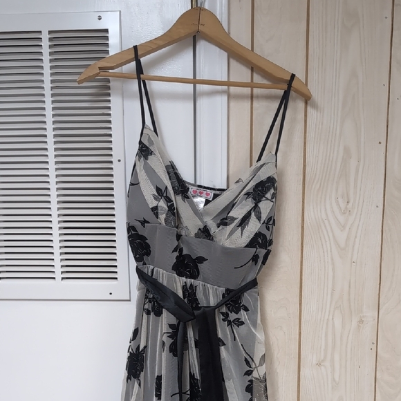 Elegant Strapless Black and Gray Floral Dress - Picture 1 of 4